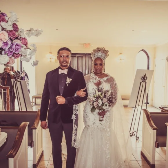 Pre-Owned Lace Embroidered Wedding Dress W/ Glitter Train - Picture 5 of 11